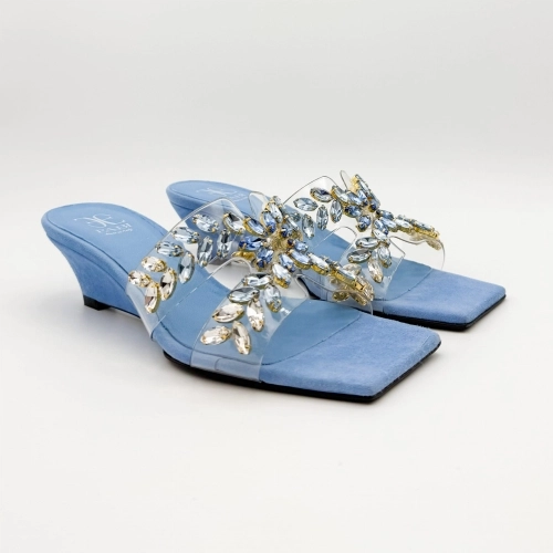 Błękitne klapki Fabi z aplikacjami z kryształów – włoska moda 2025